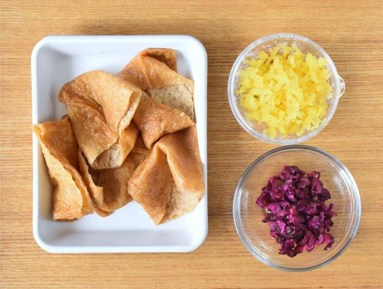 トレイ並べたいなり揚げ、たくあん、しば漬け