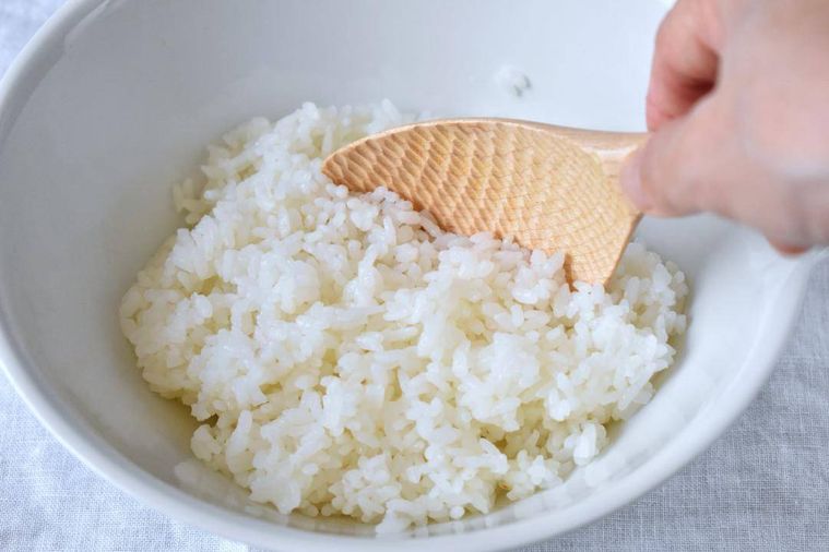 しゃもじを添えたごはん