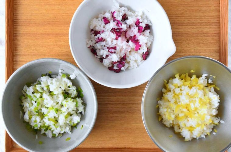 ボウルに入れた漬物入りのごはん