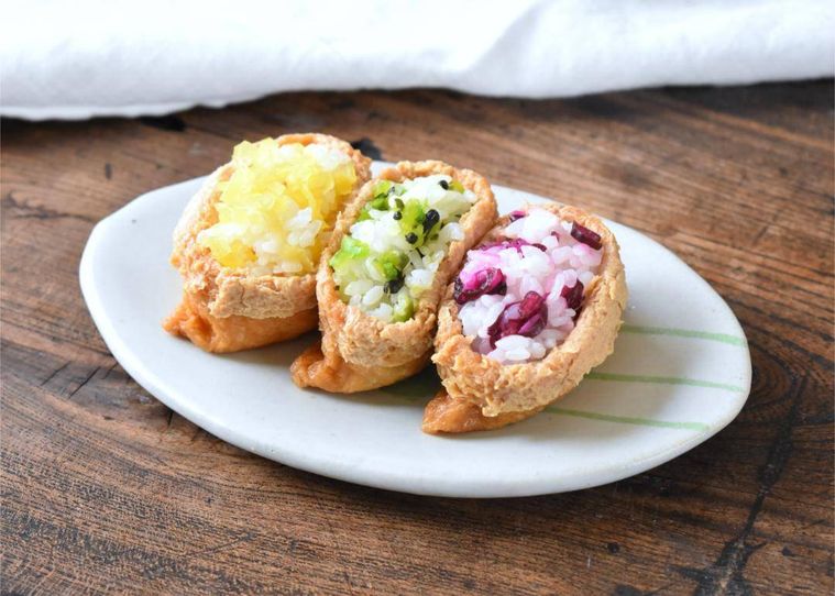 皿に盛った3種のいなり寿司