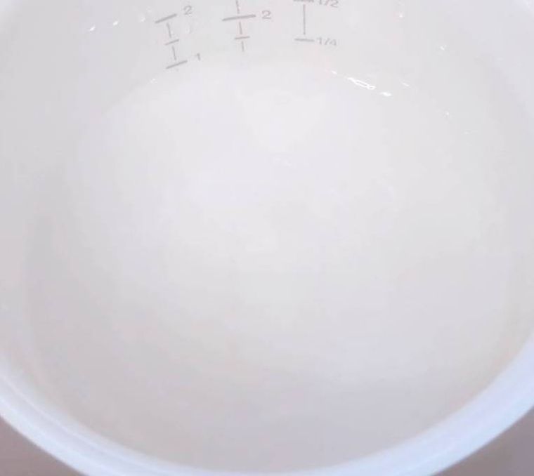 攪拌した米と水を炊飯し、炊けたところ