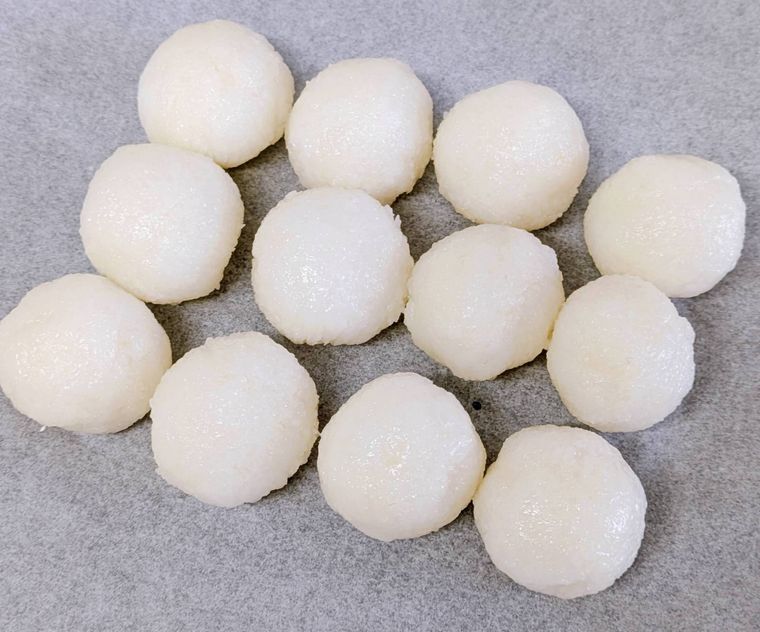 器にクッキングシートをしいた上に並べたお団子