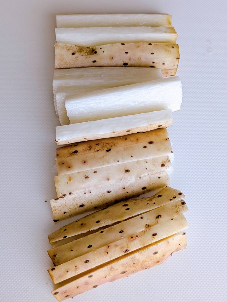 まな板の上の皮ごとカットされた長芋