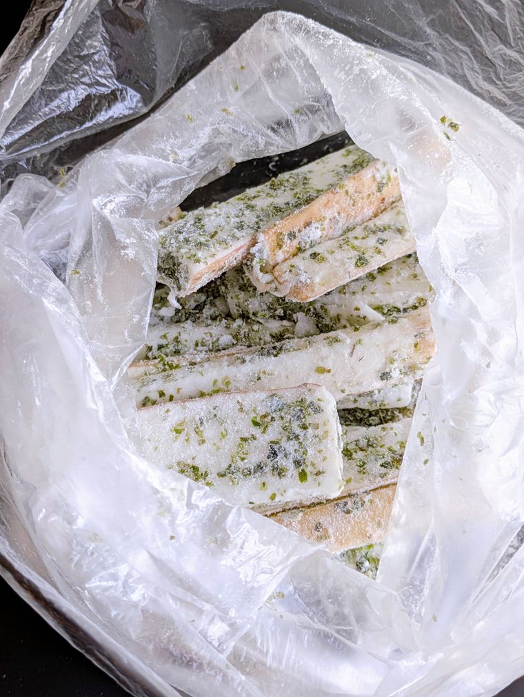 ポリ袋に長芋、塩、あおのり、片栗粉を入れてふりふりと混ぜた所