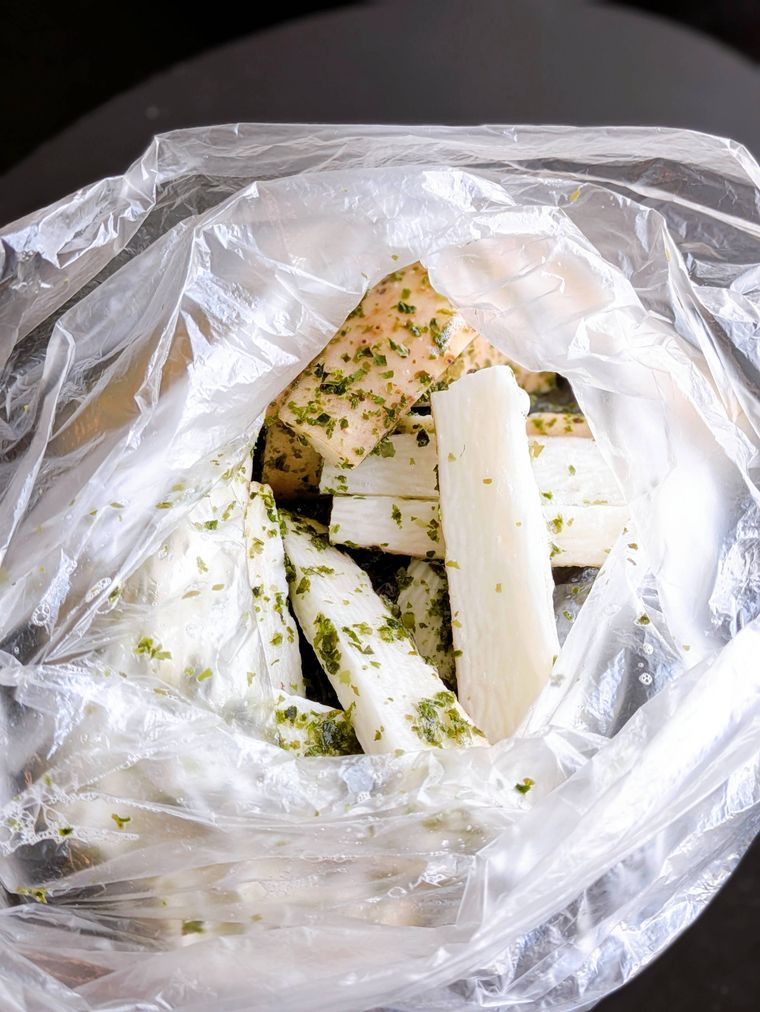 ポリ袋に入った長芋、塩、あおのり