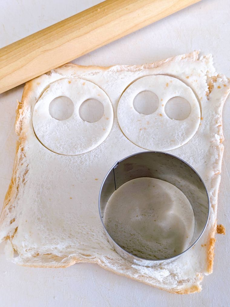 まな板の上で平らにのばした食パン、めん棒、丸い型抜き