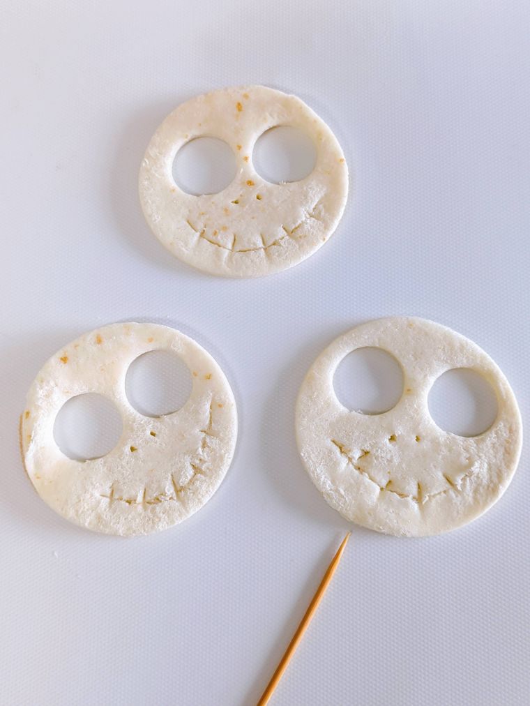 まな板の上の食パンで作ったドクロ