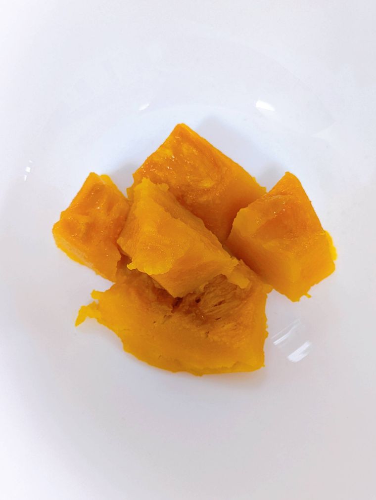 電子レンジで加熱後の耐熱ボウルに入ったかぼちゃ