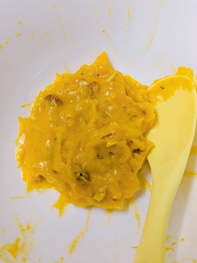 耐熱ボウルに入ったかぼちゃディップ