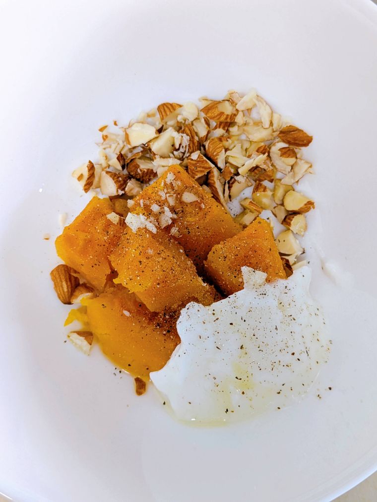 耐熱ボウルに入ったかぼちゃディップの混ぜる前の状態