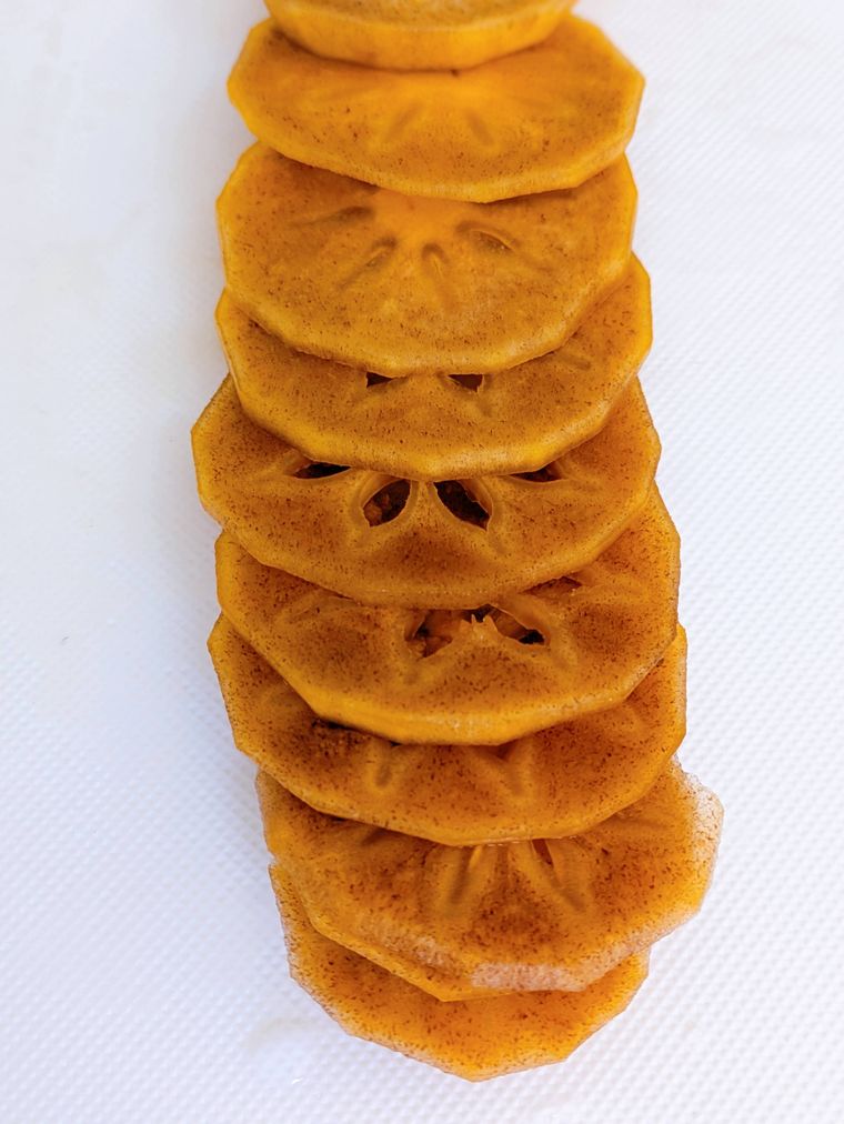 まな板の上の輪切りした柿