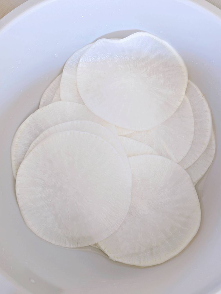 ボウルの中に入った大根と調味料