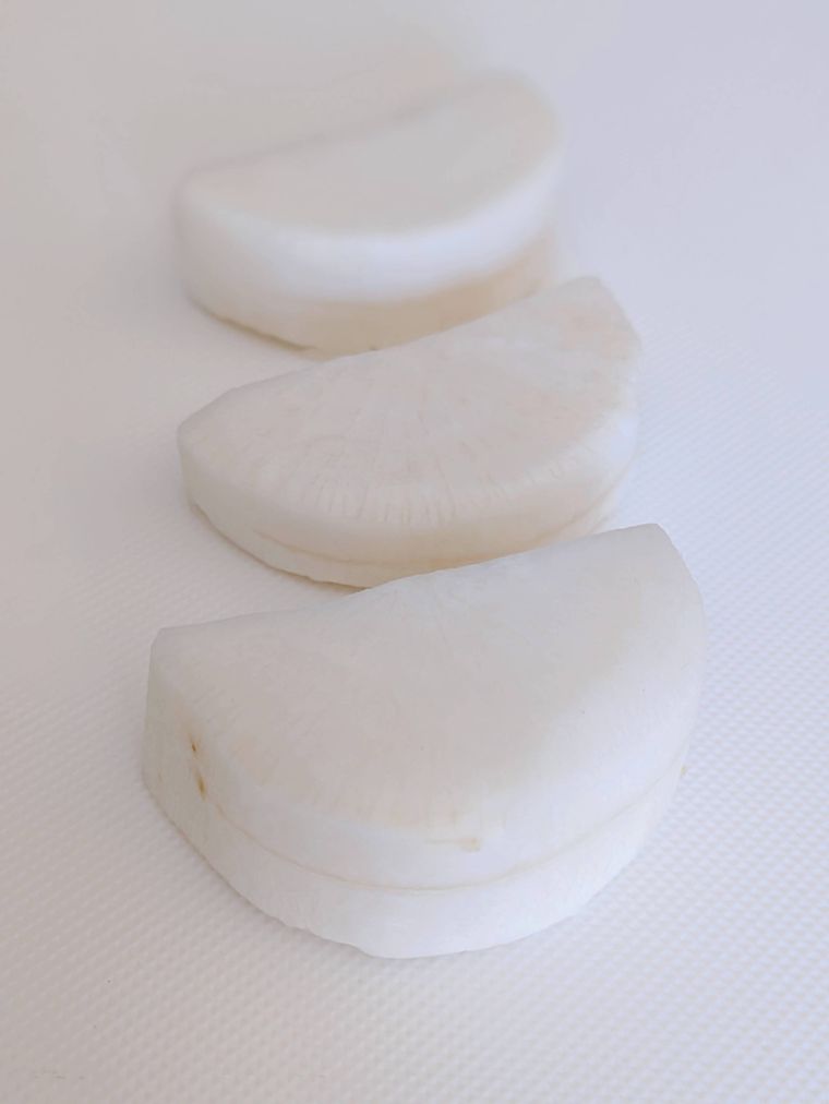 まな板の上の隠し包丁を入れた大根