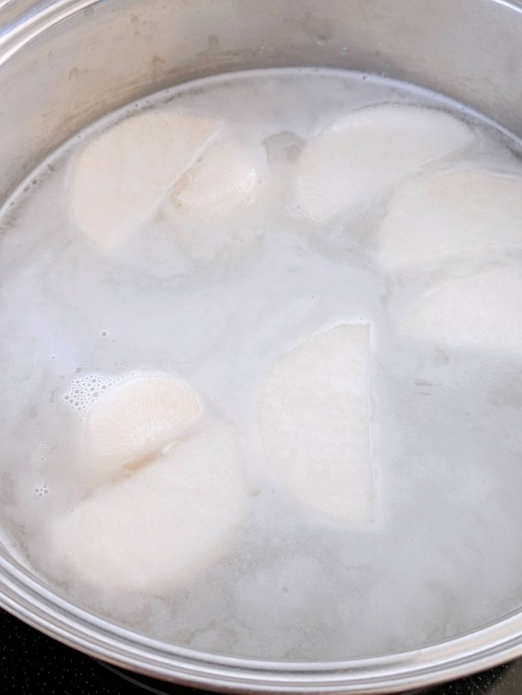 鍋で大根を下茹で中の所