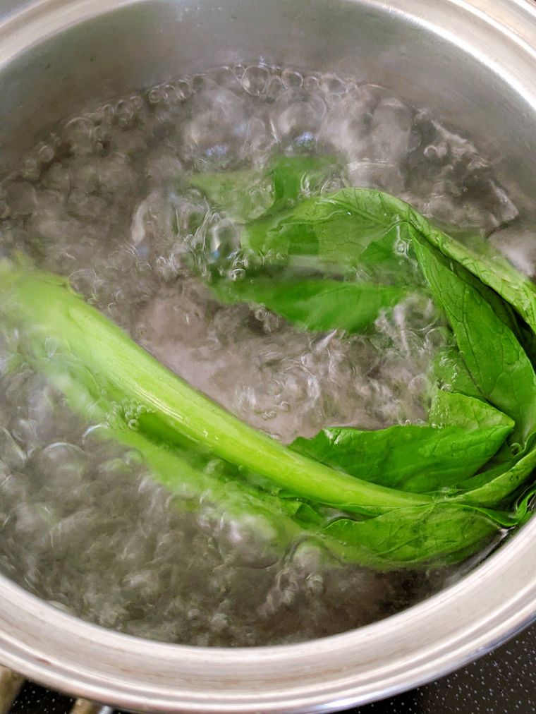 鍋で小松菜をさっと茹でている所