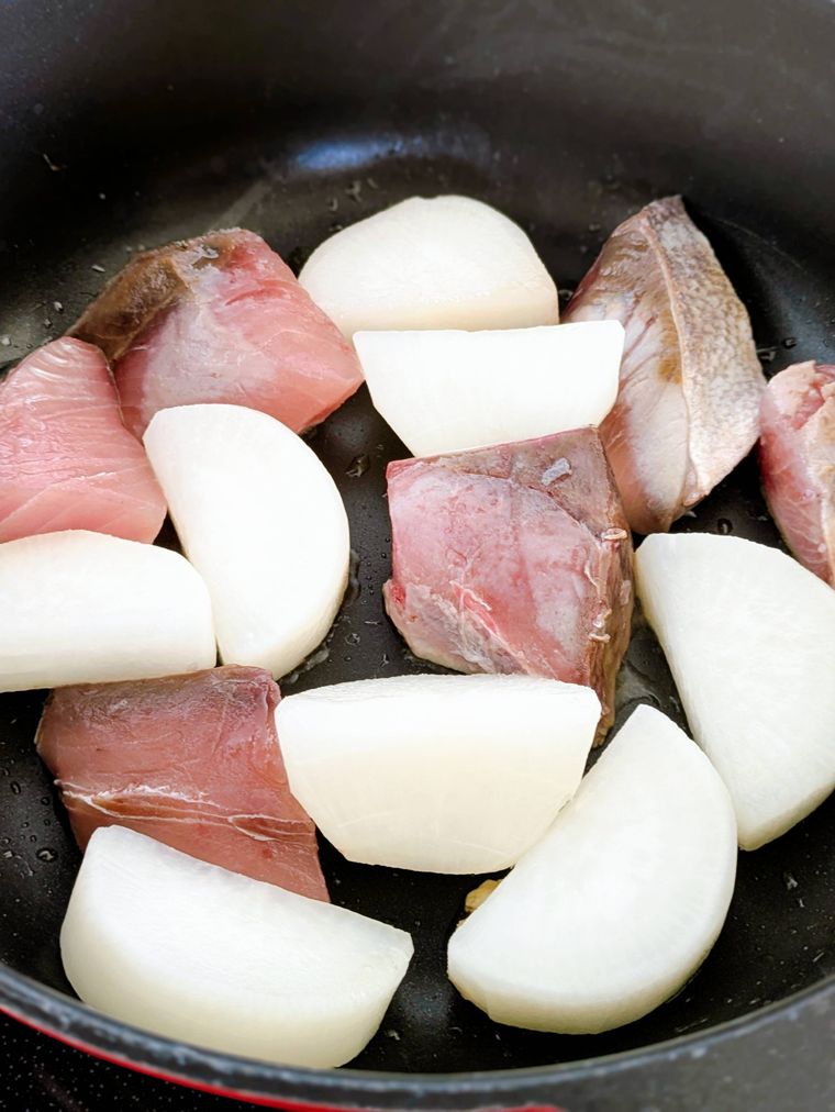 フライパンで加熱中のぶりと大根