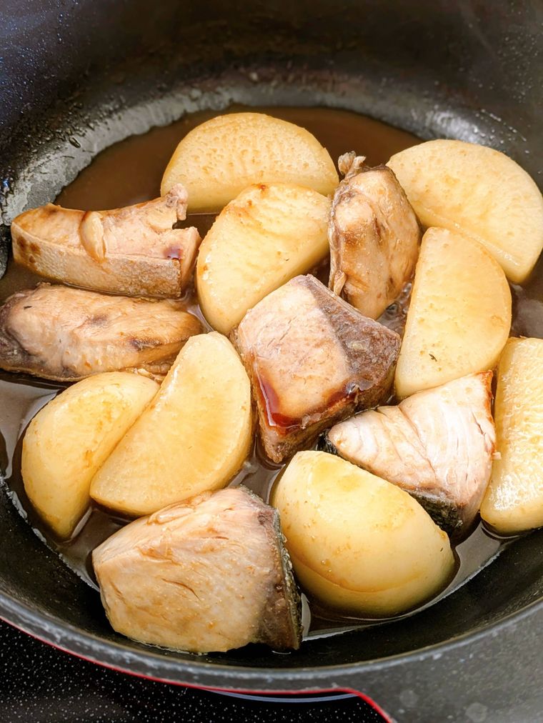 フライパンで加熱中のぶり大根