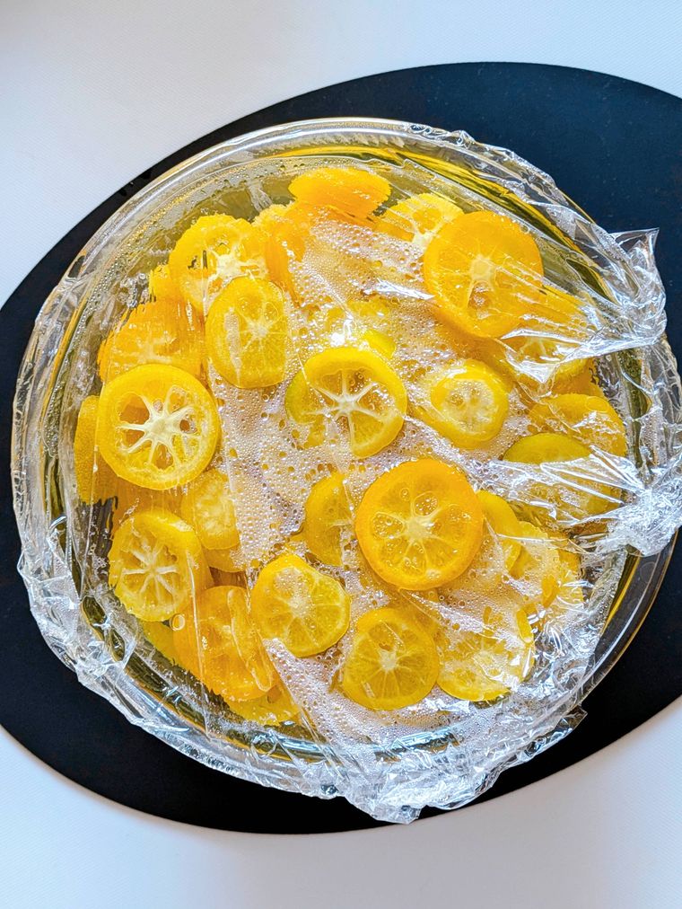 加熱後の耐熱ボウルに入った金柑