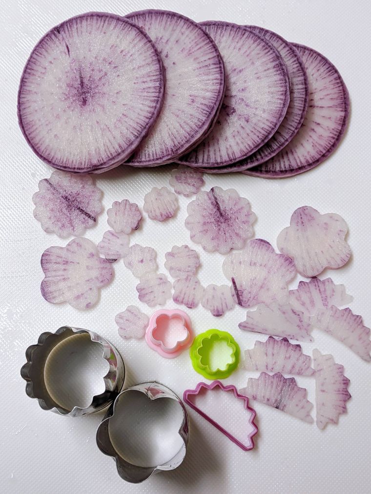 まな板の上のカットされた紫大根と型抜き