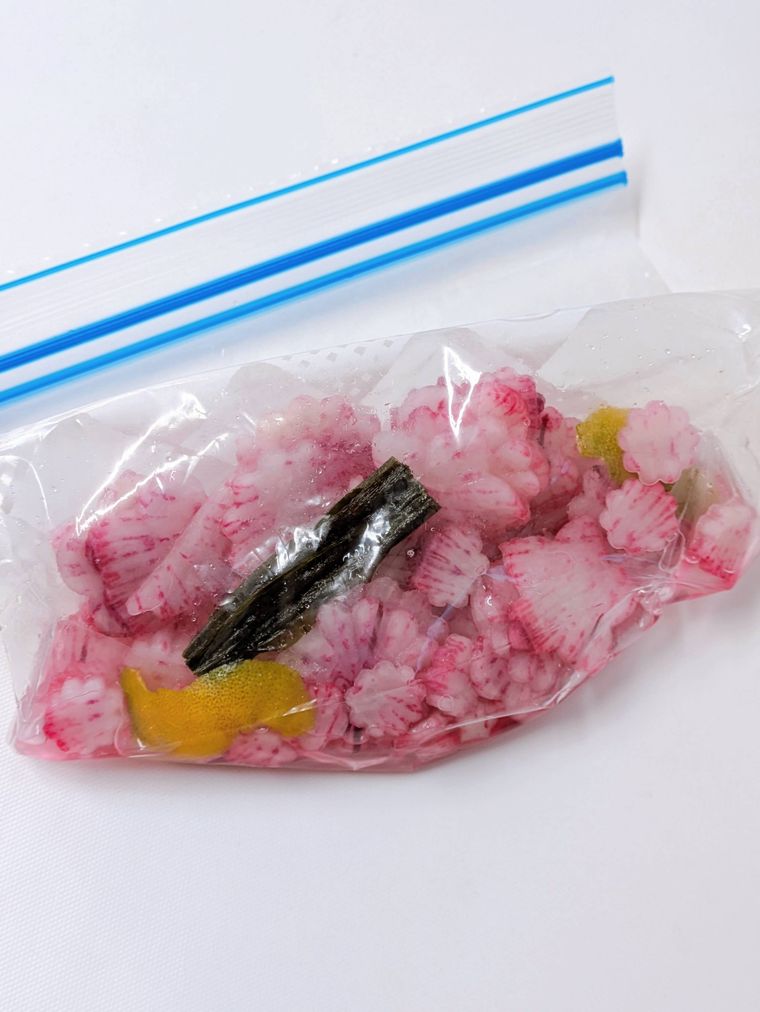 ジッパー付き保存袋に入った紫大根の甘酢漬け