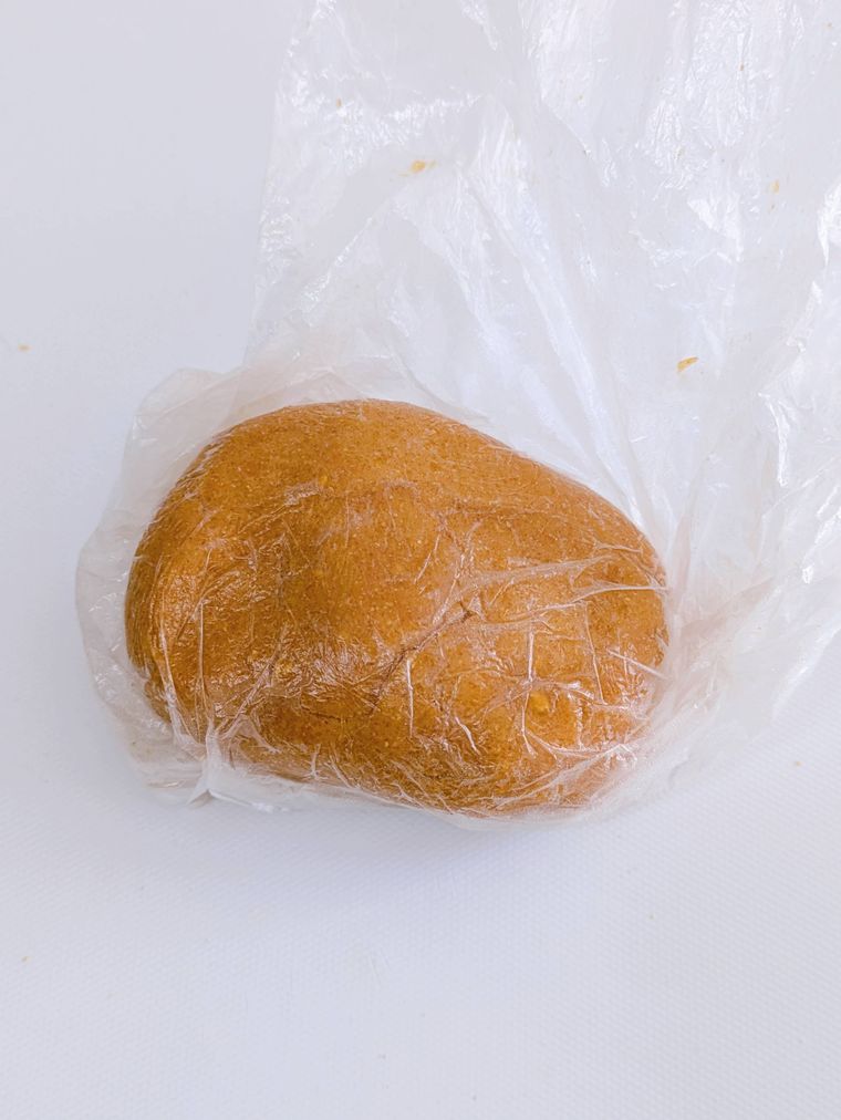 ポリ袋の中で一つに丸めた生地