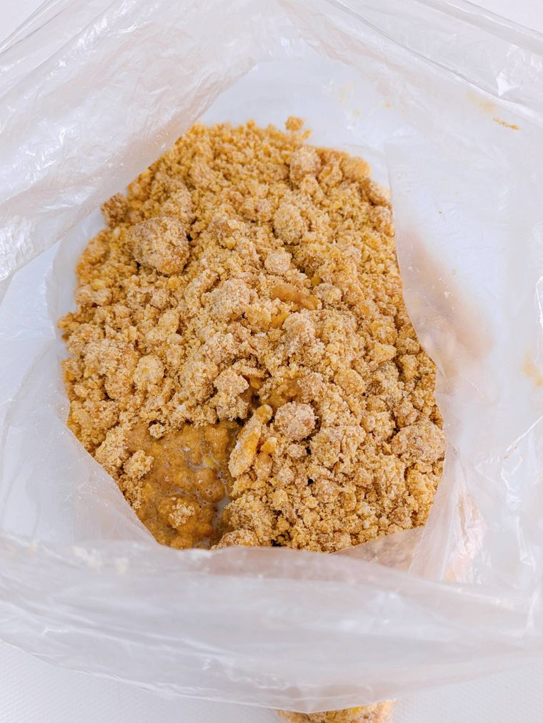 ポリ袋に入った生地材料と追加した豆乳