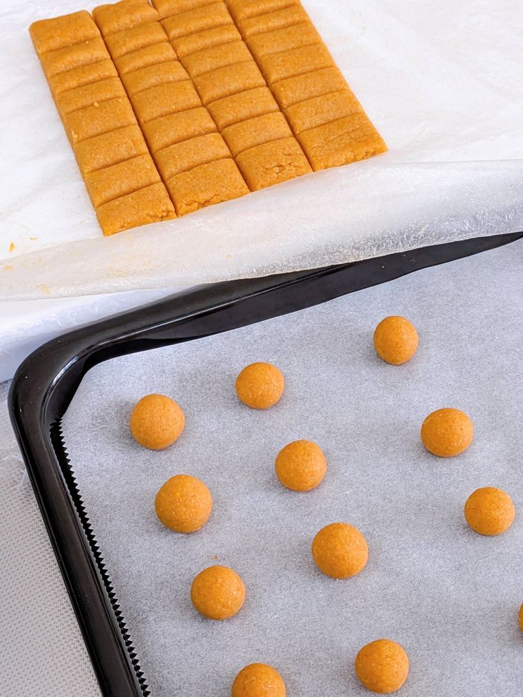 生地と天板にのせた焼く前の丸めた生地