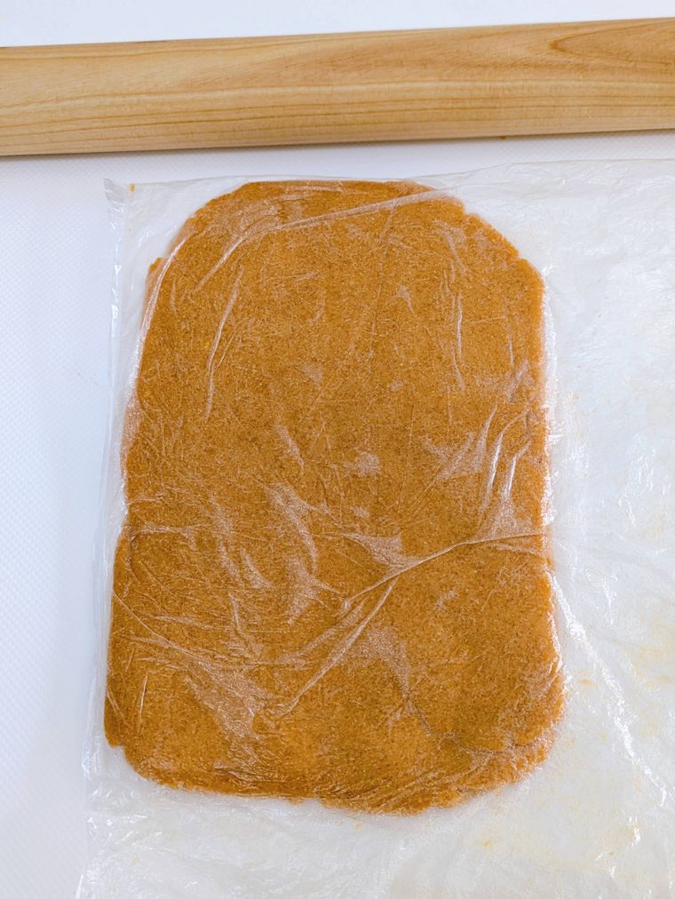 ポリ袋の上からめん棒で伸ばして広がった状態の生地