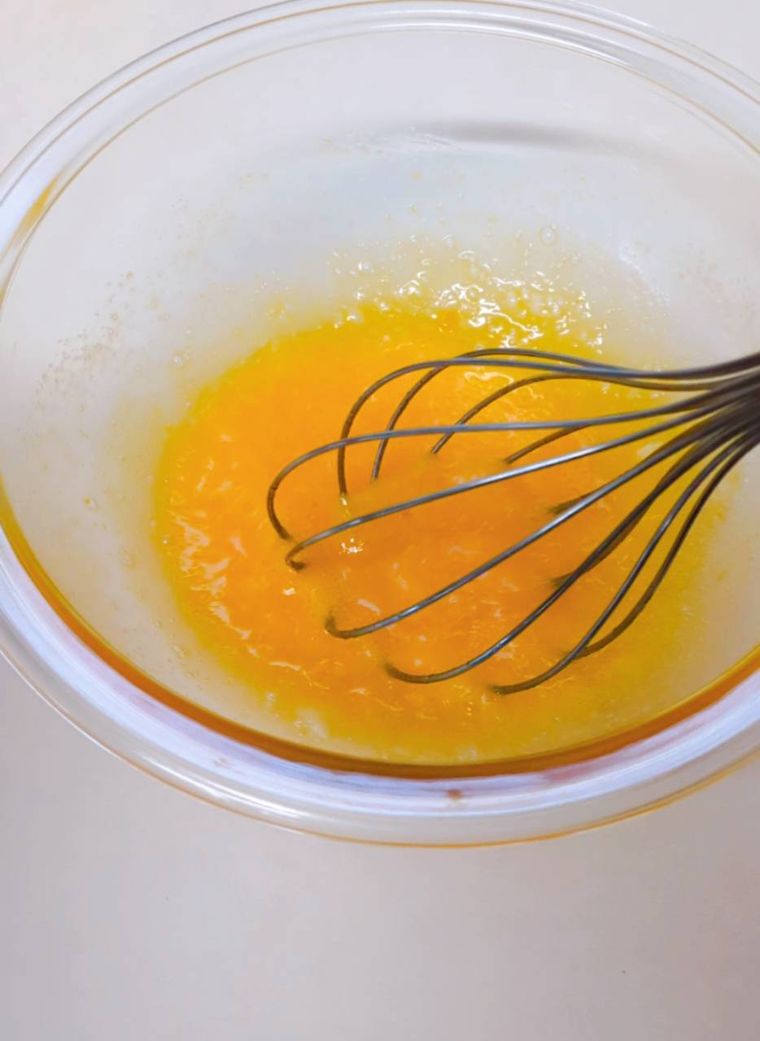 耐熱ボウルに卵と砂糖を入れて泡立て器で混ぜている所