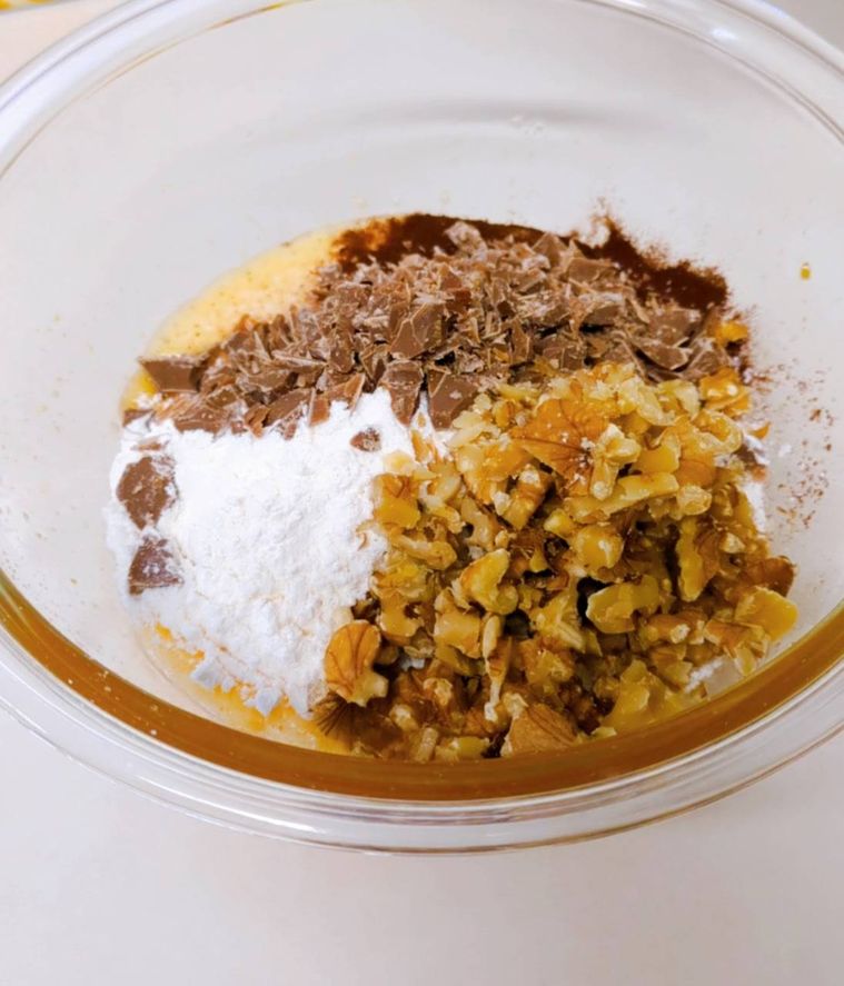 耐熱ボウルに生地の材料を加え混ぜる前の状態