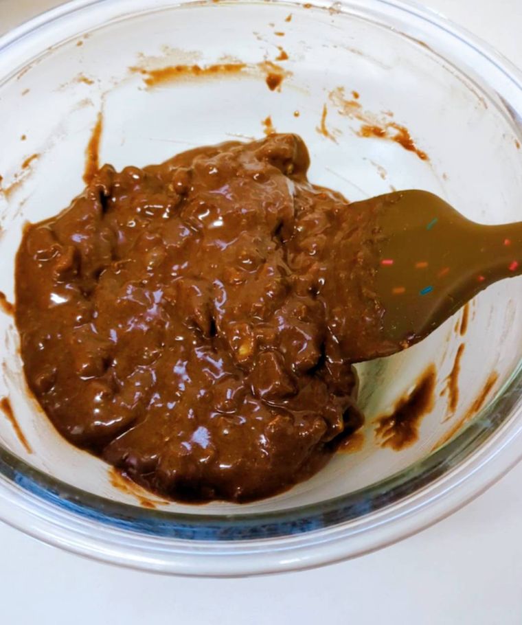 耐熱ボウルに入った加熱前の生地