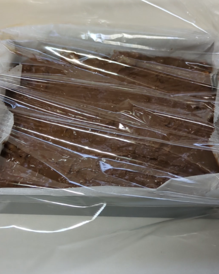 耐熱容器に流し入れてラップをかけた加熱前の生地