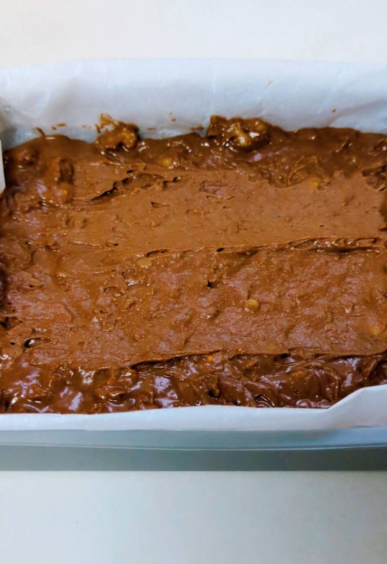 耐熱容器に流し入れた加熱前の生地