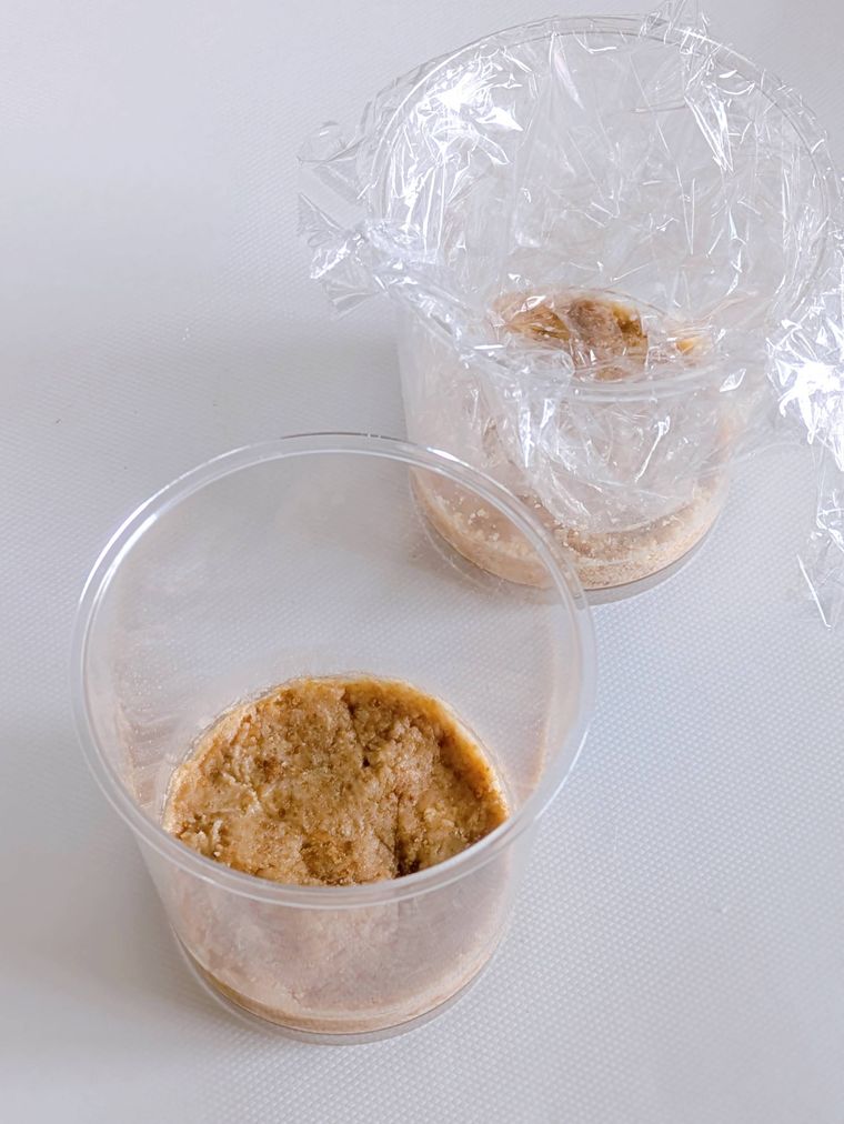 2個の透明カップに敷き詰めたビスケット