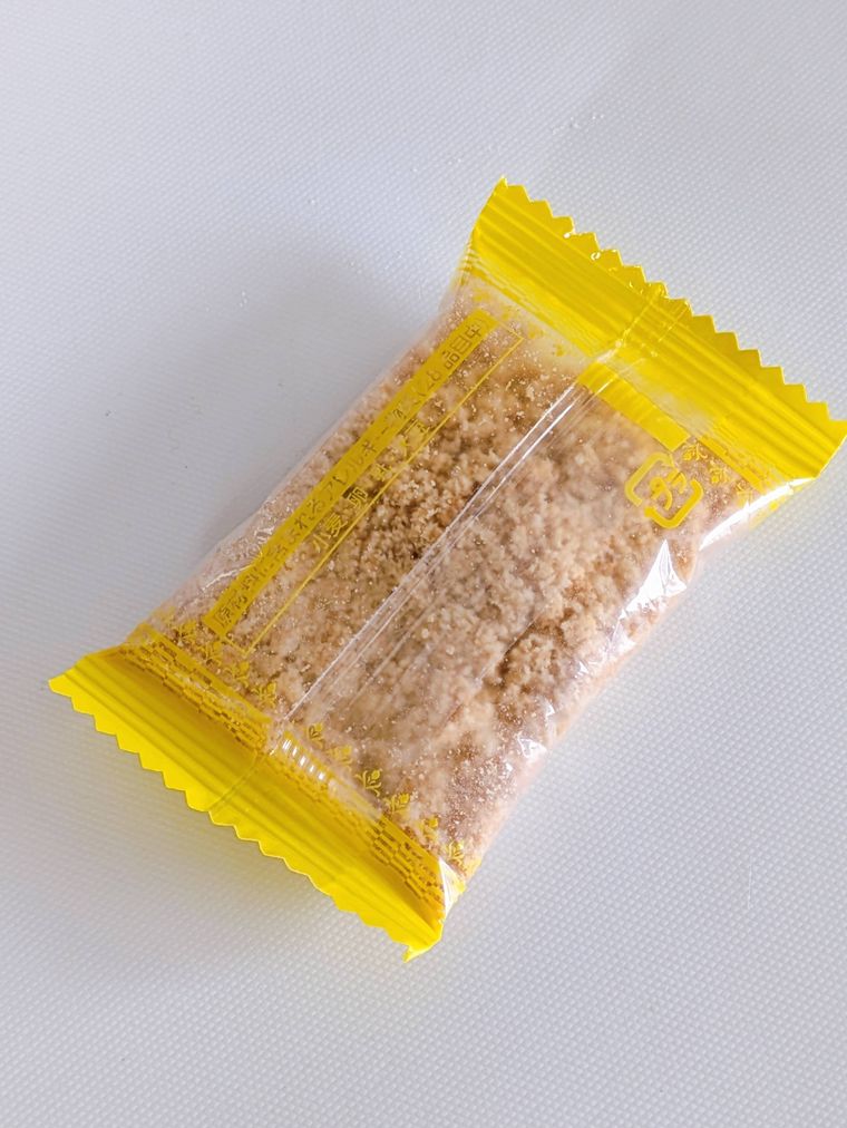 袋の中で細かく砕いたビスケット