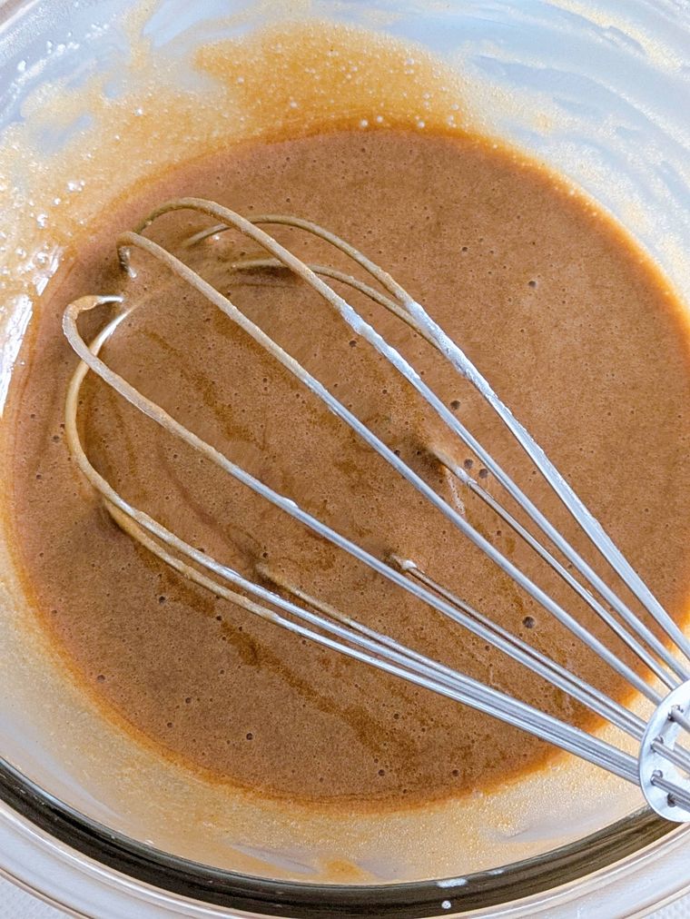 耐熱ボウルの中で泡立て器で材料を混ぜた状態