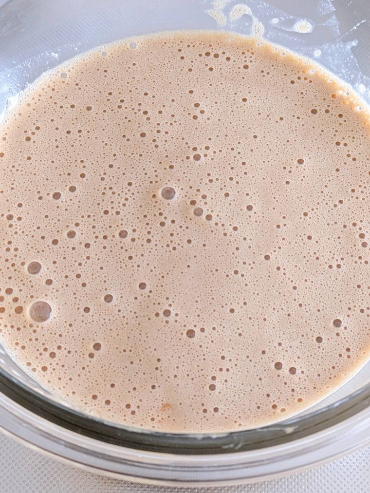 耐熱ボウルの中で、残りの牛乳を加えて泡立て器で混ぜた状態