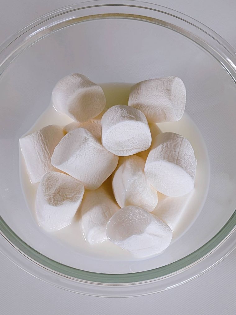 耐熱ボウルの中のマシュマロと同量の牛乳