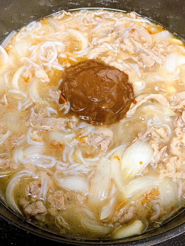 フライパンで煮詰め、味噌とにんにくを加えたところ