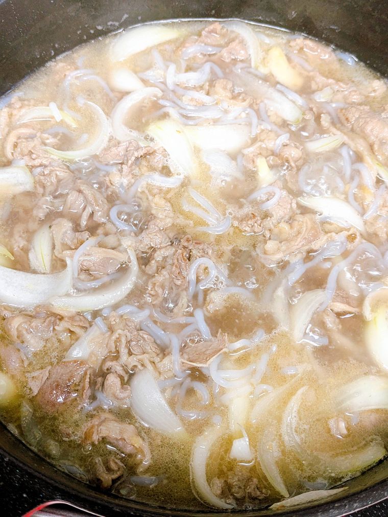 フライパンに材料を入れ煮込んでいるところ