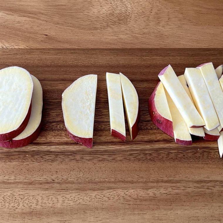 スティック状にカットされたさつまいもとカットされる前のさつまいも