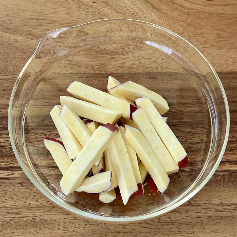 ボウルに入ったスティック状のさつまいも