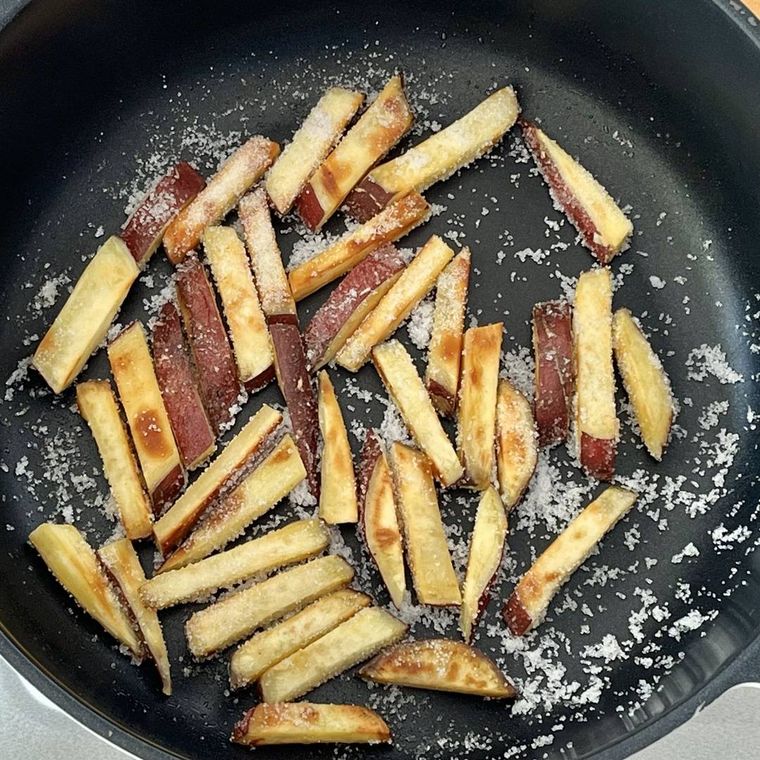 砂糖と塩を振りかけられたさつまいも