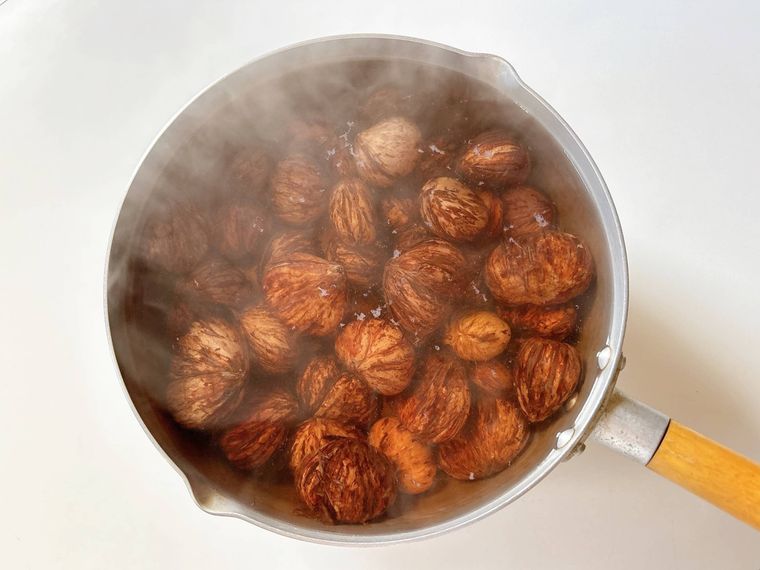 ゆでた栗を湯に浸したまま粗熱を取る様子