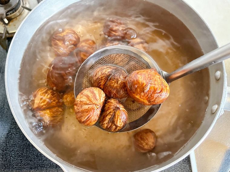 栗を鍋に移す様子