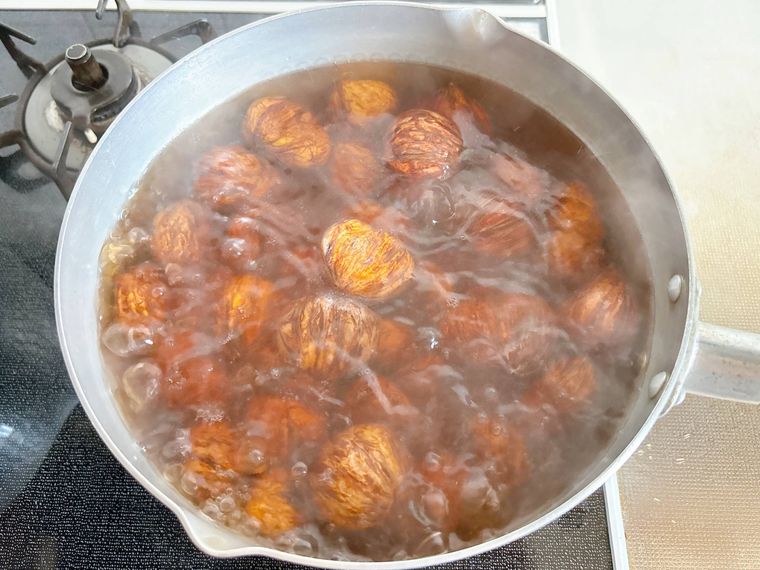 鍋で栗をゆでる様子
