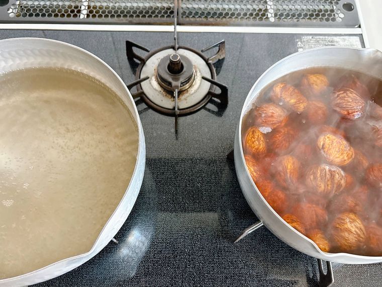 栗をゆでている鍋と湯を沸かしている鍋