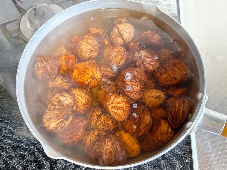 鍋で栗をゆでる様子