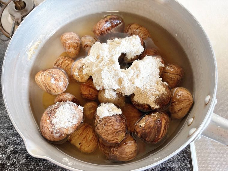 鍋に栗と水、きび砂糖を加えて火にかける様子