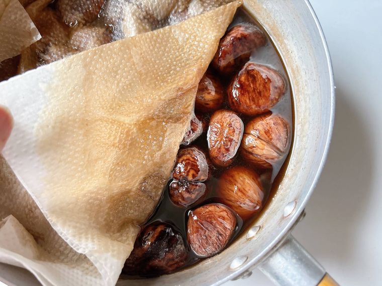 栗の渋皮煮が入った鍋にキッチンペーパーを被せたもの